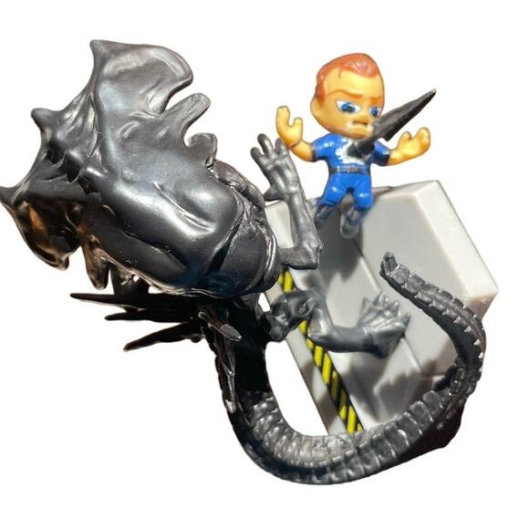 Loot Crate: Aliens Movie Queen Takes Bishop Collectors Series Mini Figure - Picture 2 of 6